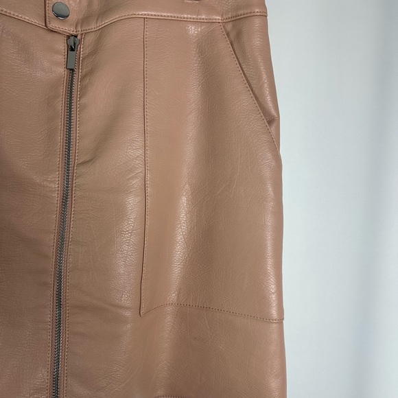 Gorgeous blush pink Bar ||| faux leather skirt (size 6) - Picture 5 of 13